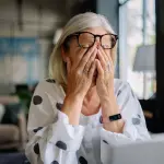 Vista che si appanna dopo i 60 anni: quando non è solo stanchezza degli occhi