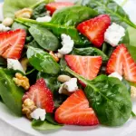 Insalata di spinaci crudi, fragole, feta, noci