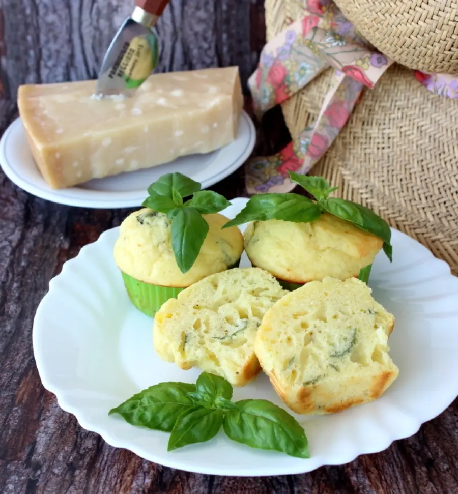 Muffin salati: ricetta con parmigiano e basilico