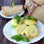 Muffin salati: ricetta con parmigiano e basilico