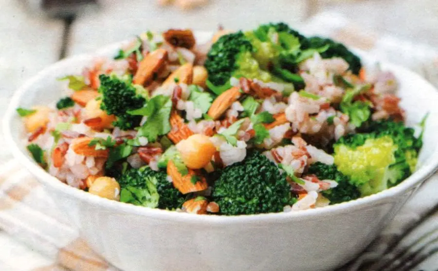 Ricetta facile: insalata di riso con ceci, broccoli, mandorle