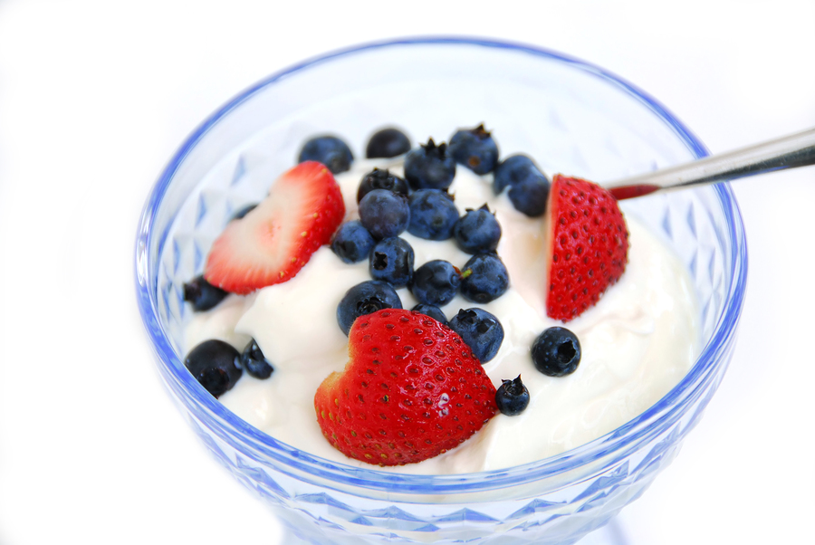 Yogurt: proprietà e ricette con yogurt bianco