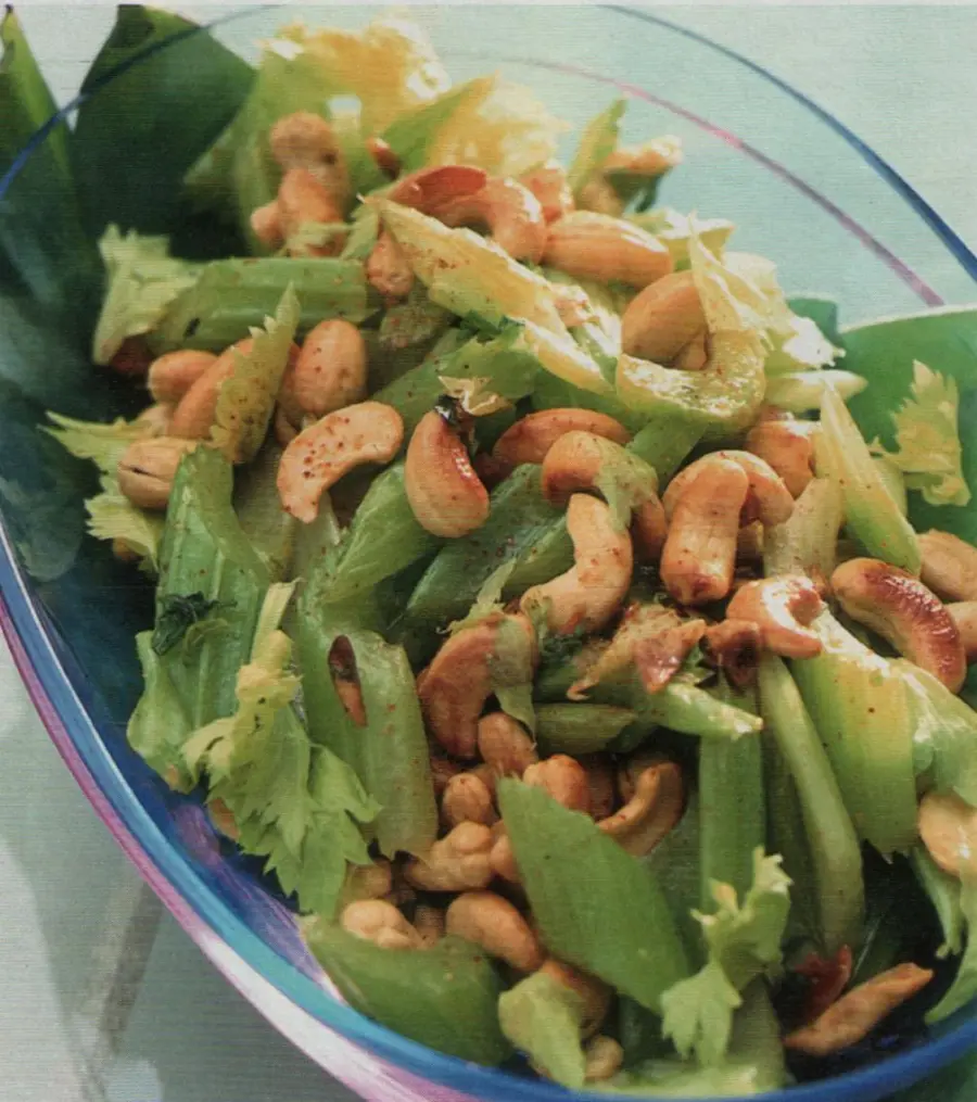 Contorno di verdure: ricetta sedano saltato con gli anacardi