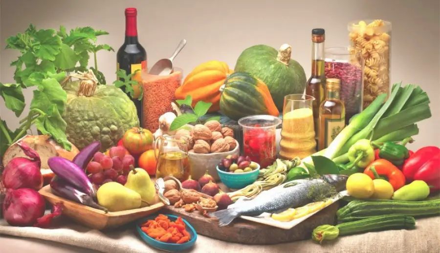 La vera cucina mediterranea: piramide alimentare di bambini e adulti