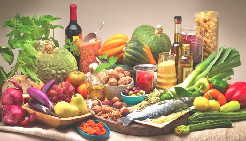 La vera cucina mediterranea: piramide alimentare di bambini e adulti