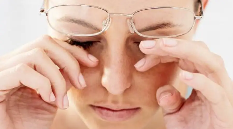 Occhio secco dopo cataratta: sensazione di sabbia negli occhi