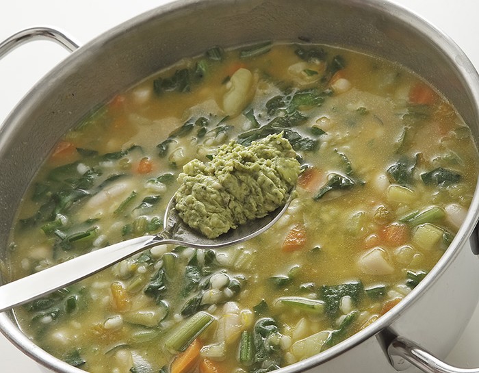 Minestrone al pesto: ricetta facile