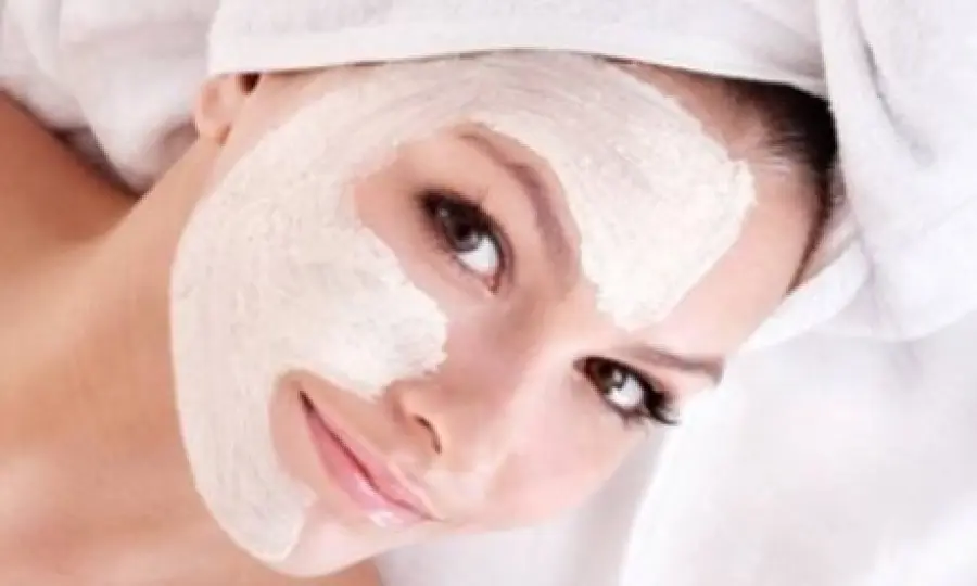 Come fare una maschera viso con miele e yogurt