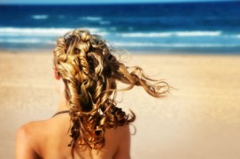 Protezione per capelli al sole, al mare, in piscina: spray solare per capelli