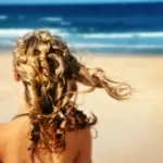 Protezione per capelli al sole, al mare, in piscina: spray solare per capelli