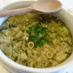 Ricetta vegetariana e vegana: minestra di broccoli per un primo piatto dietetico