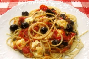 Ricetta pasta con pomodori, mozzarella, olive nere, capperi: primo piatto veloce e dietetico