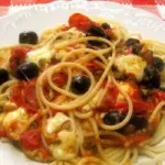 Ricetta pasta con pomodori, mozzarella, olive nere, capperi: primo piatto veloce e dietetico