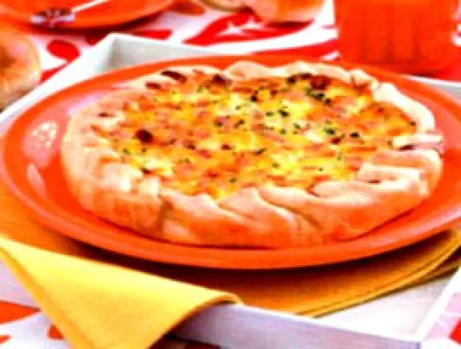 Piatto unico: ricetta facile torta salata con prosciutto cotto, uova e formaggio