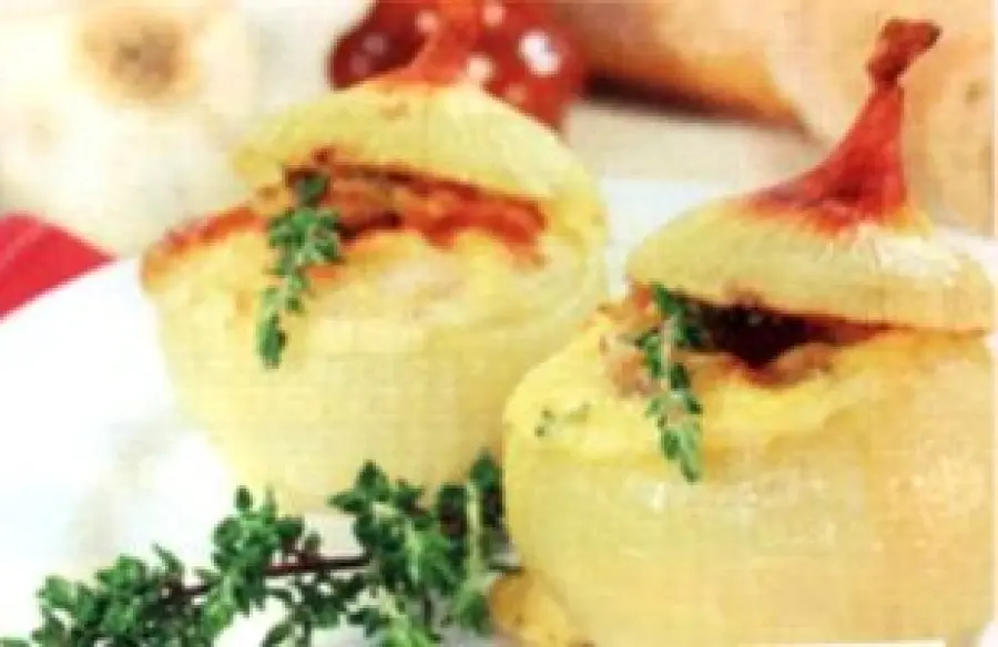 Ricetta cipolle al forno ripiene di formaggio: contorno di verdure da 256 calorie