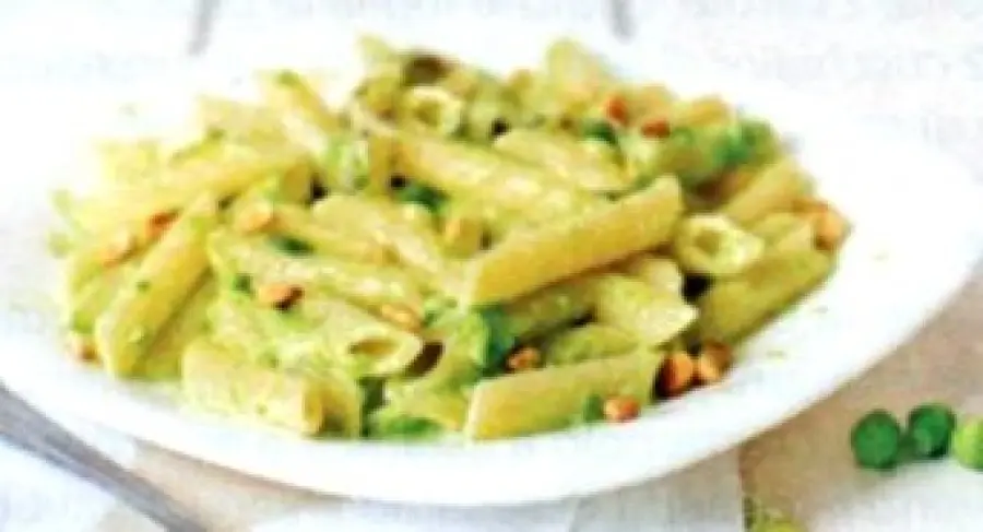 Ricetta pasta con crema di piselli e arachidi: primo piatto da 348 calorie