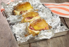 Ricetta patate al cartoccio con prosciutto cotto e formaggio: piatto unico completo