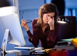 Uso del computer e occhi stanchi: bruciore, lacrimazione, fastidio alla luce, visione annebbiata