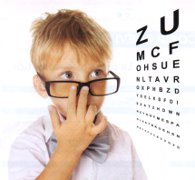 Consigli salute occhi bambini: distanza di lettura, tempo davanti ai video, collirio euphrasia