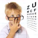 Consigli salute occhi bambini: distanza di lettura, tempo davanti ai video, collirio euphrasia