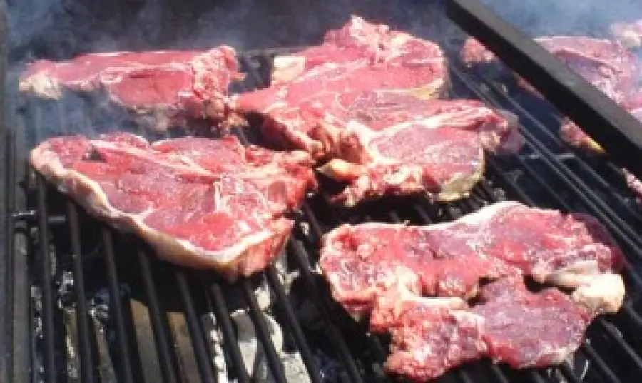 Troppe grigliate di carne aumentano il rischio di tumore alla prostata nell' uomo