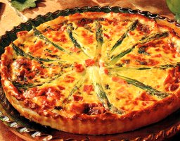 Ricetta torta salata con asparagi, uova e prosciutto cotto: piatto completo e dietetico