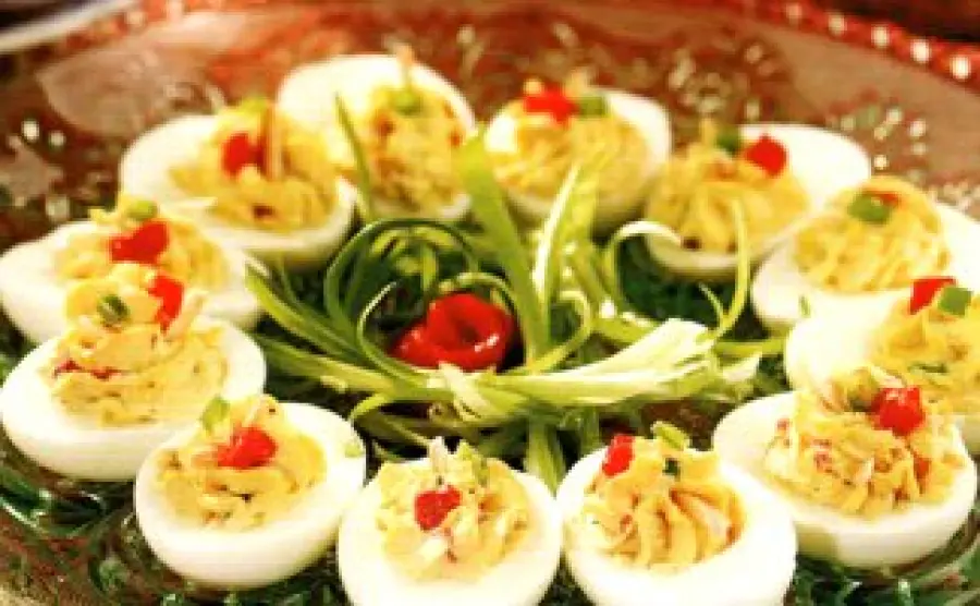 Ricetta uova mimosa: uova sode con tonno, peperone, cipolla, poca maionese e panna