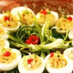 Ricetta uova mimosa: uova sode con tonno, peperone, cipolla, poca maionese e panna