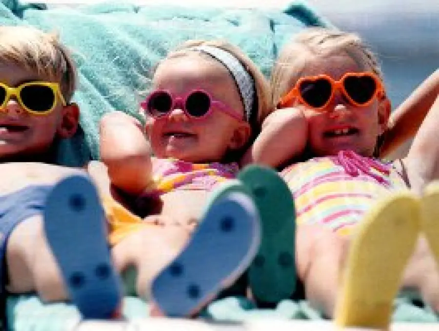 Bambini al mare. Consigli: crema solare, crema anti-medusa, stick schermo totale viso