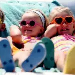 Bambini al mare. Consigli: crema solare, crema anti-medusa, stick schermo totale viso