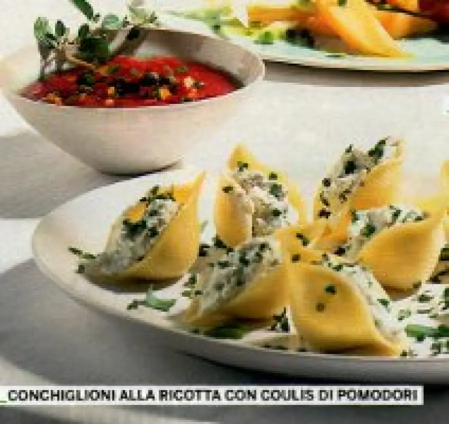 Ricetta dietetica pasta fredda alla ricotta con salsa di pomodori e peperoni