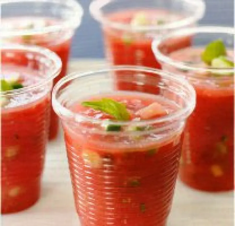 Ricetta gazpacho andaluso: piatto da 250 calorie a porzione. Ideale per l' estate