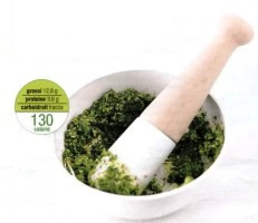 Come fare il pesto al prezzemolo e al basilico: ricetta facile e dietetica