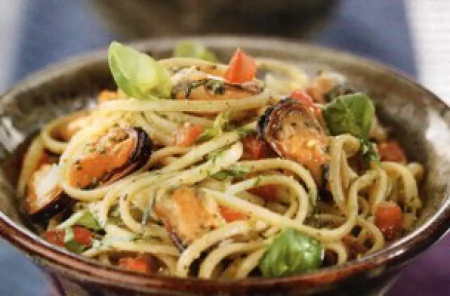 Piatto unico dietetico: ricetta pasta con cozze, pomodori, basilico e prezzemolo