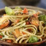 Piatto unico dietetico: ricetta pasta con cozze, pomodori, basilico e prezzemolo
