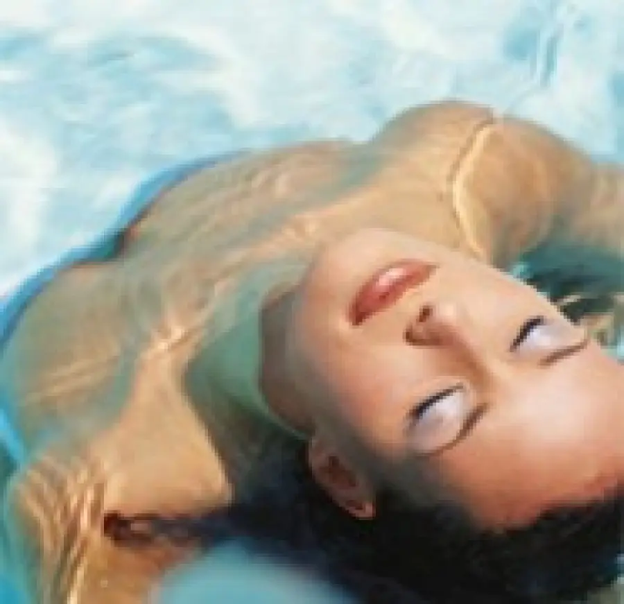 Trucco viso estate: cosmetici resistenti all' acqua. Fondotinda, matita occhi, mascara, rossetto labbra