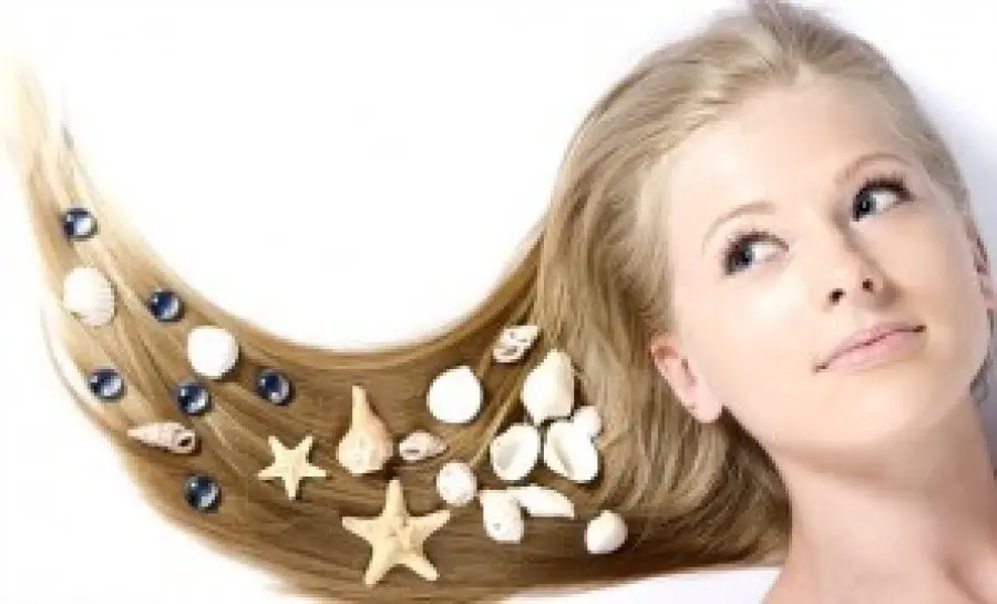 Bellezza e cura capelli d' estate: shampoo e maschera capelli doposole. Prodotti cosmetici