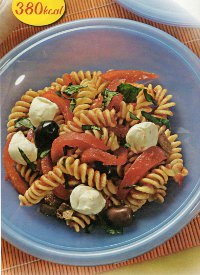Ricetta pasta fredda caprese con pomodori, mozzarella, olive nere: 380 kcalorie a porzione