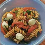 Ricetta pasta fredda caprese con pomodori, mozzarella, olive nere: 380 kcalorie a porzione