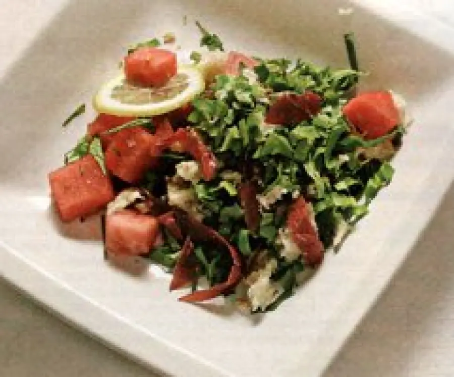 Antipasto o contorno estivo: ricetta insalata di bresaola, anguria, cicorino, menta. 145 kcalorie