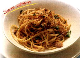 Ricetta pasta con acciughe sott' olio e pangrattato: primo piatto da 370 kcalorie