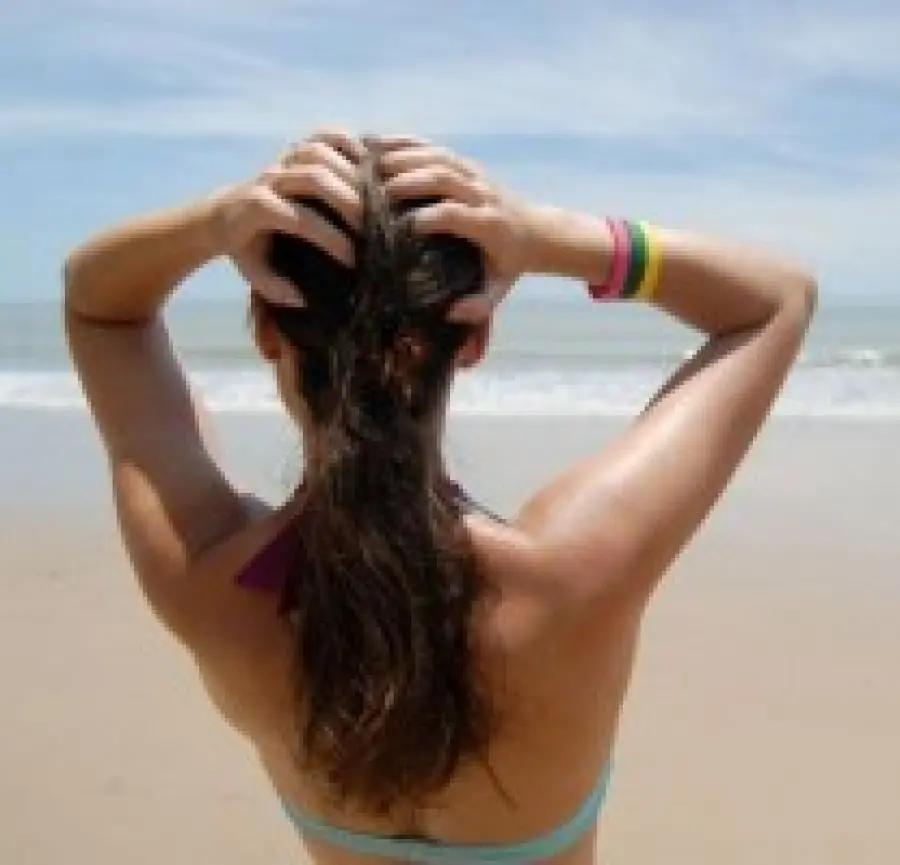Come proteggere i capelli al sole: spray, shampoo, crema e maschera doposole capelli