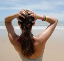 Come proteggere i capelli al sole: spray, shampoo, crema e maschera doposole capelli