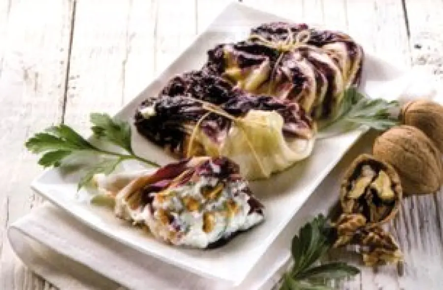 Ricetta vegetariana involtini di radicchio, ricotta e noci: secondo piatto da 215 kcalorie