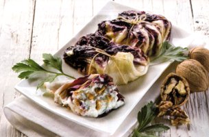 Ricetta vegetariana involtini di radicchio, ricotta e noci: secondo piatto da 215 kcalorie