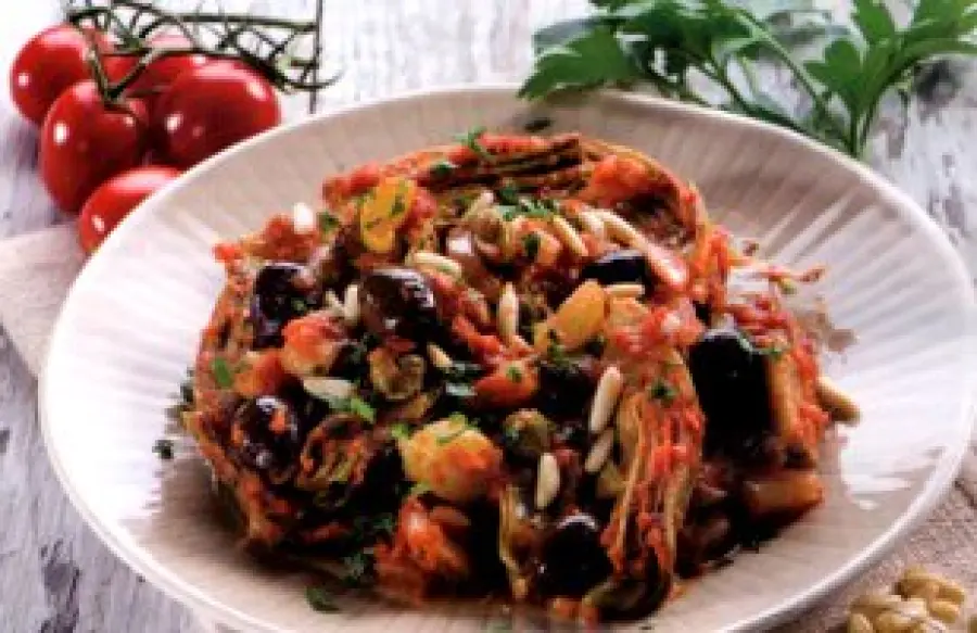 Ricetta carciofi con cipolla, pomodoro, capperi, olive e pinoli: contorno da 175 calorie