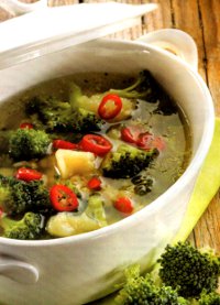 Ricetta zuppa di broccoli e patate: piatto di verdure facile e dietetico
