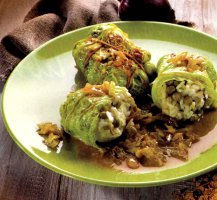 Ricetta involtini di verza con riso, piselli e mozzarella: 225 kcalorie a porzione