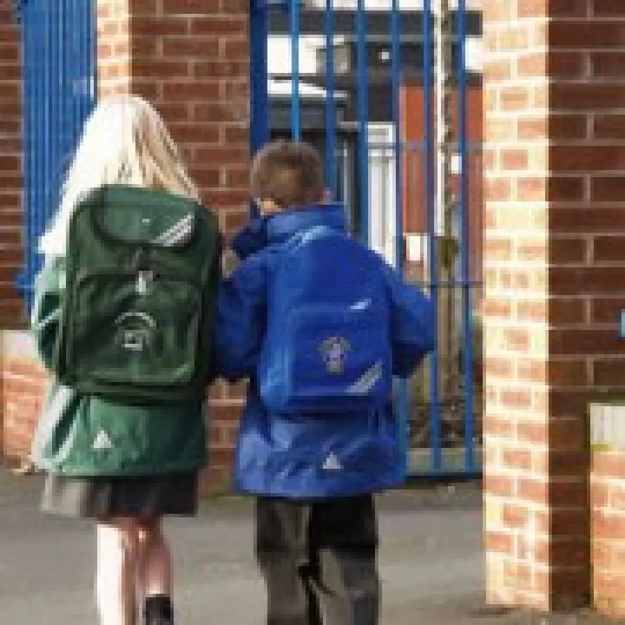 Cause mal di schiena bambini: zaini pesanti a scuola e posture scorrette