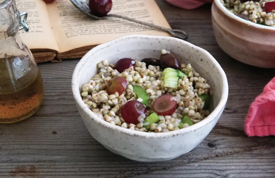 Grano saraceno: ricetta con uva, sedano e olive